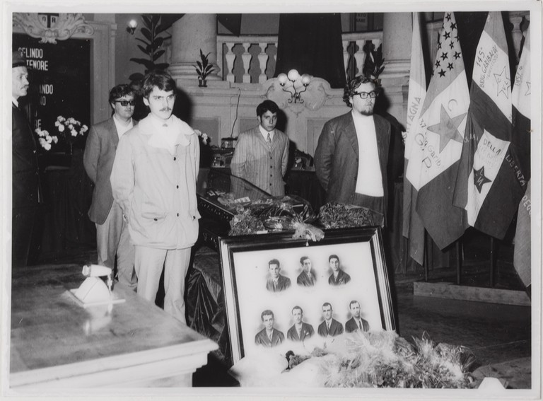 Gattatico-Reggio Emilia, 27-30 marzo 1970, Funerali di Alcide Cervi, camera ardente di Alcide nella Sala del Tricolore di Reggio Emilia, picchetto d'onore